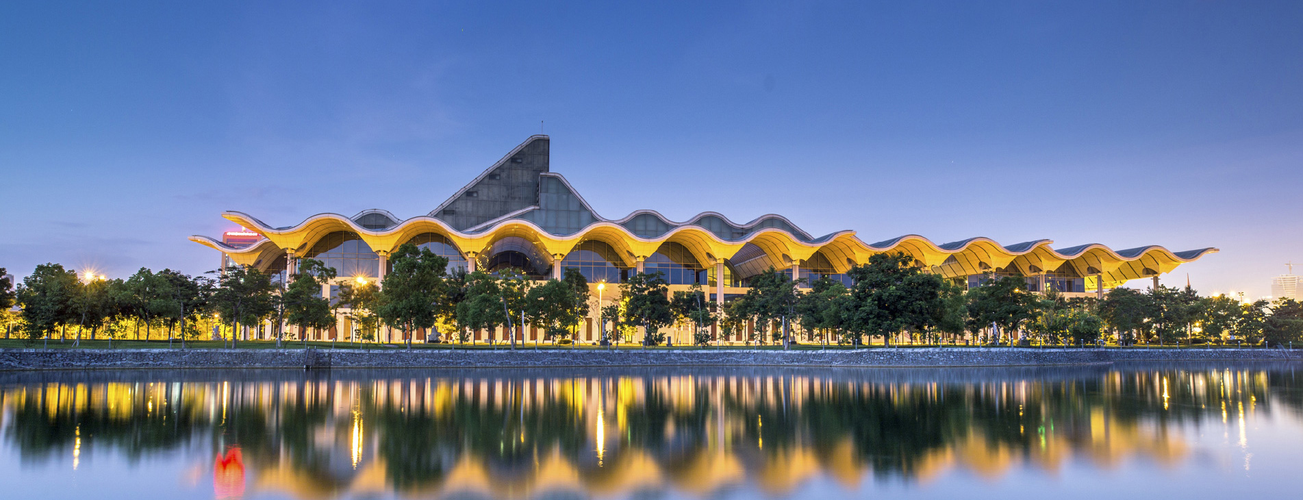 Thi công 19% khối lượng công trình cho tòa nhà chính của Trung tâm Hội nghị Quốc gia (hoàn thành 2006)